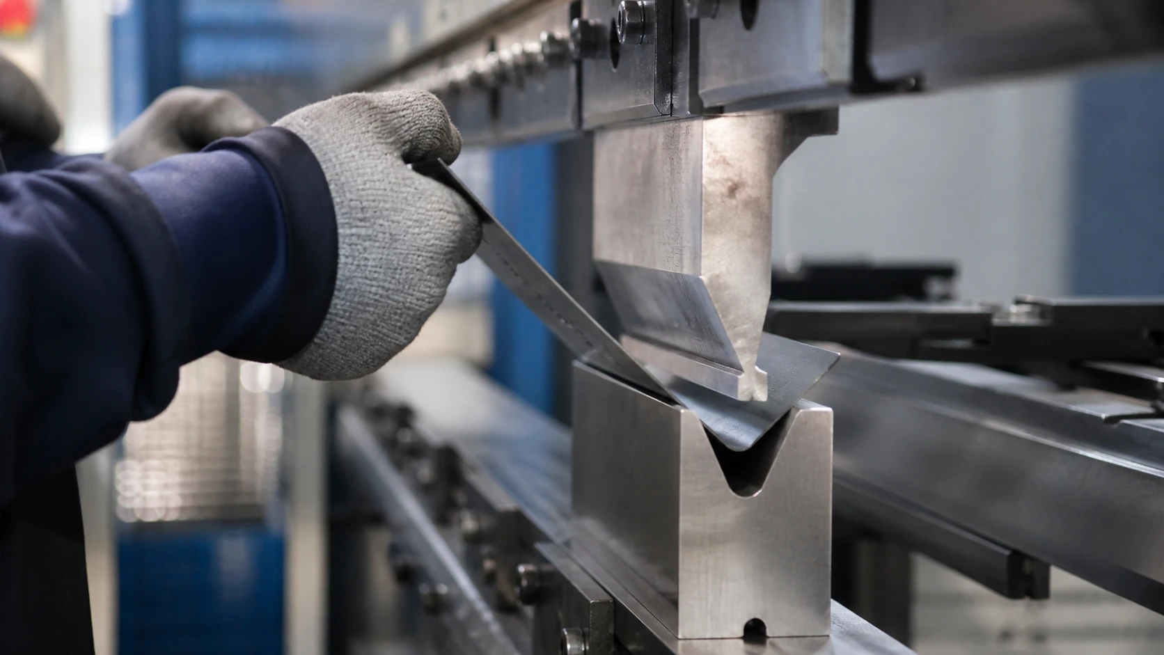 Ảnh chụp thực tế minh họa xác định vật liệu và độ dày gia công trong máy chấn CNC